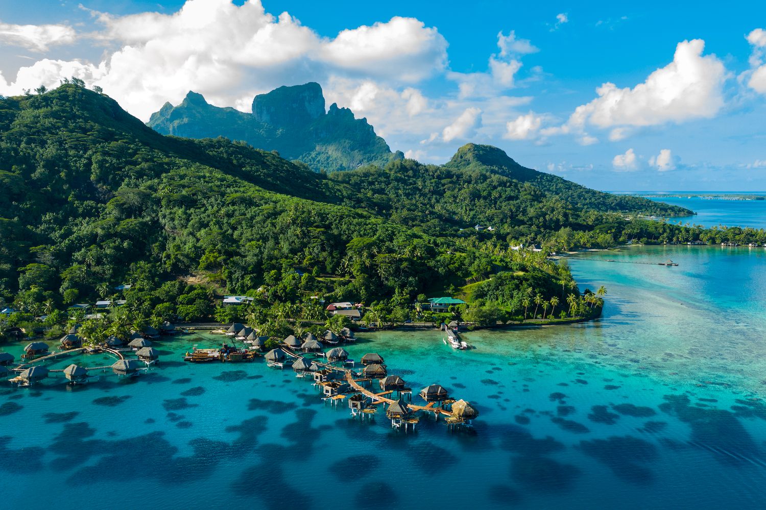 Uno degli spettacolari resort di Bora Bora ©Maridav/Shutterstock