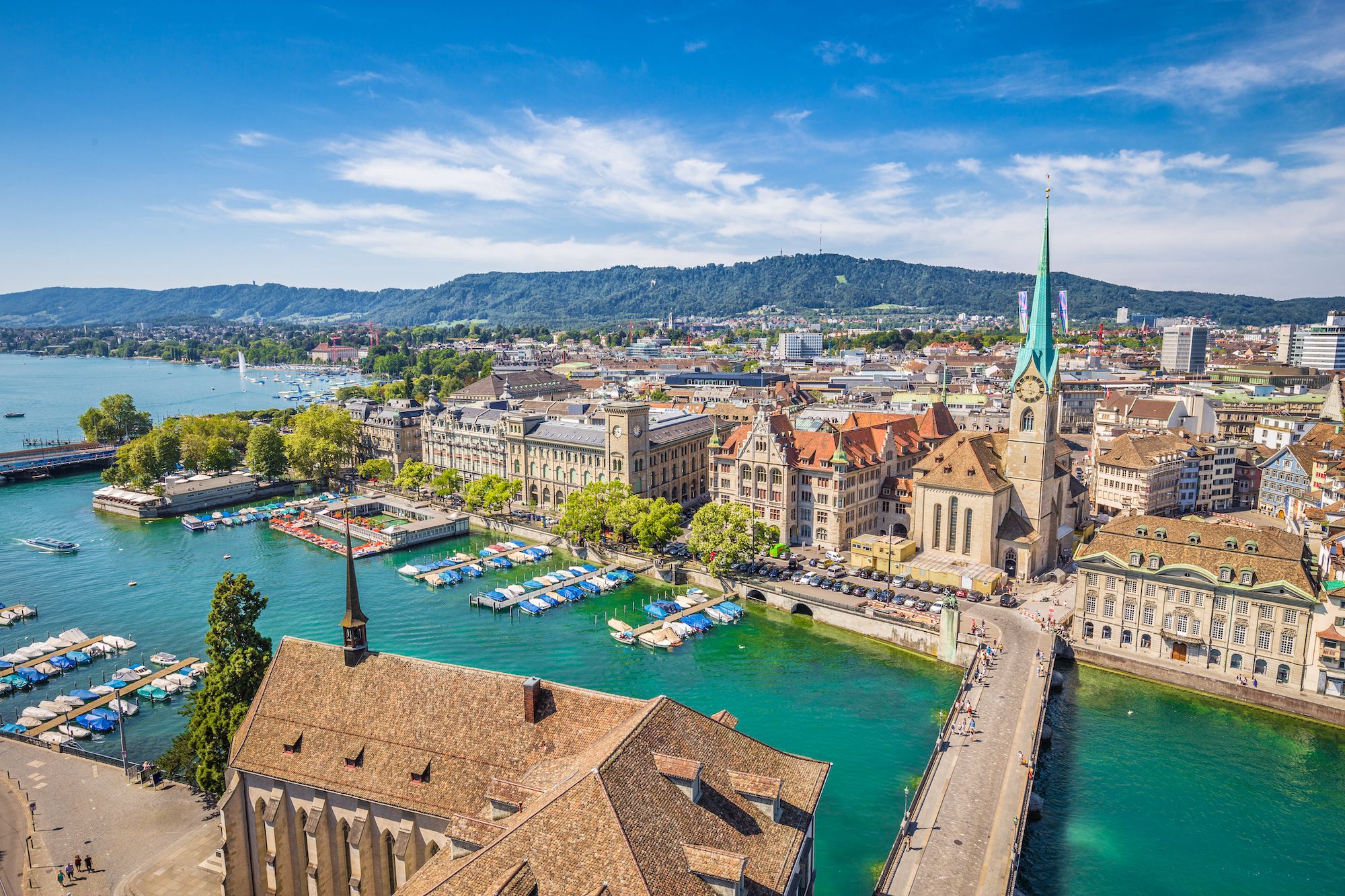 Vista aerea del centro storico di Zurigo con la famosa Chiesa Fraumunster e il fiume Limmat ©canadastock