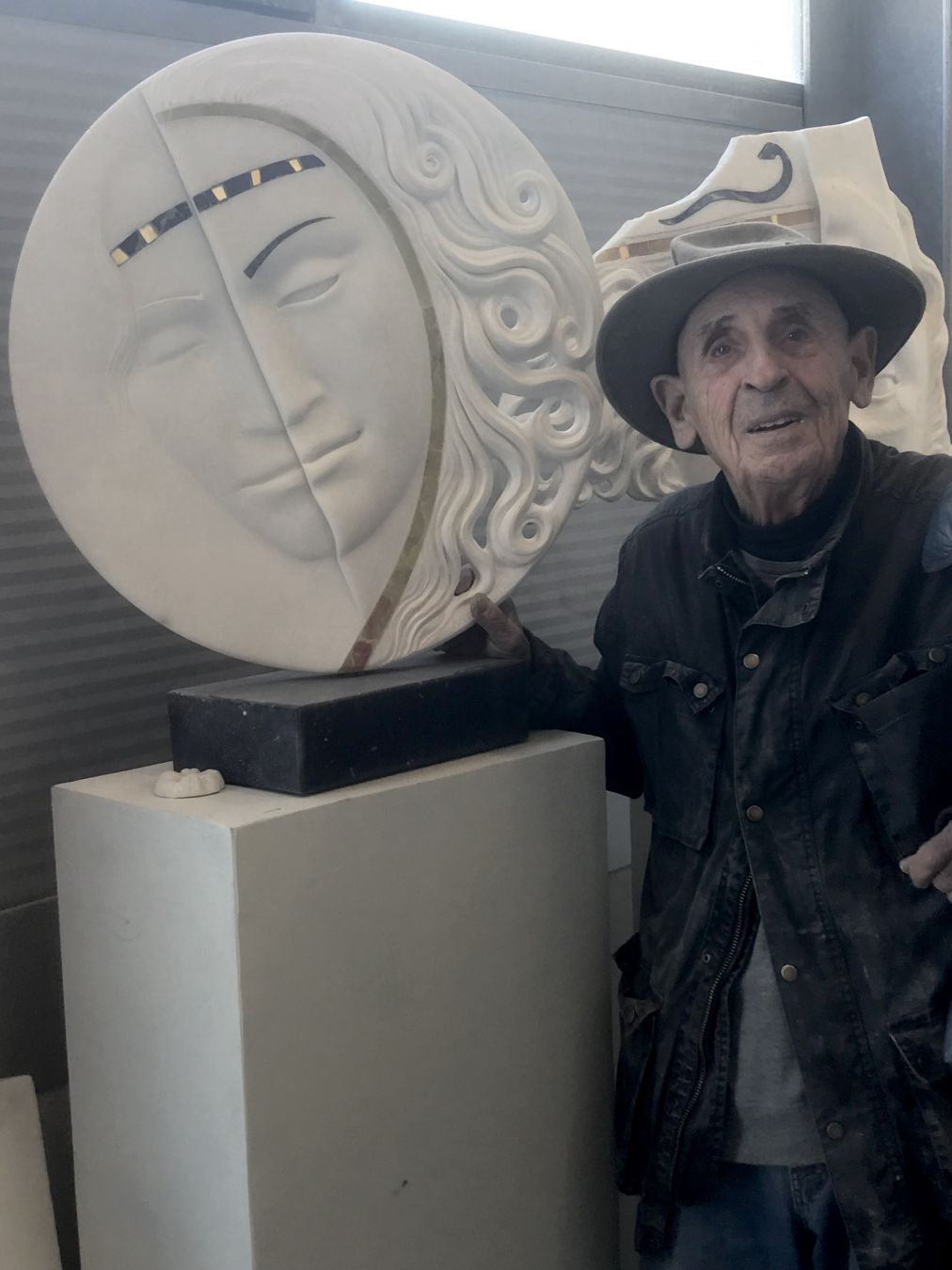 Lo scultore Renzo Maggi ha il suo studio all’interno della sede di Henraux a Forte dei Marmi © Photo Dario Bragaglia/Lonely Planet Italia
