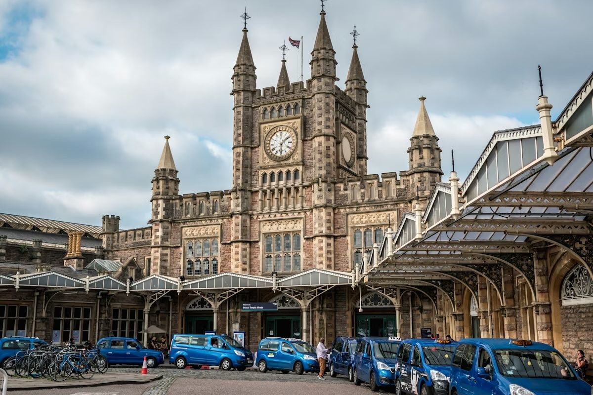 La facciata storica della stazione Bristol Temple Meads. N.M.Bear/Shutterstock