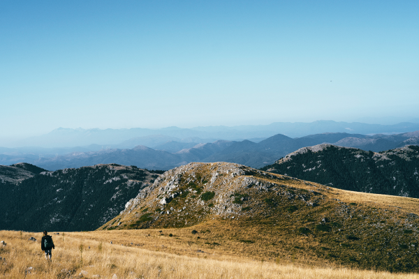 L’Arcadia contemporanea, dove la natura resiste, tra trekking e benessere