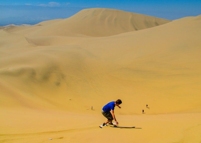 Sand-boarding nel deserto di Atacama, nell'oasi di Huacachina, Perù.