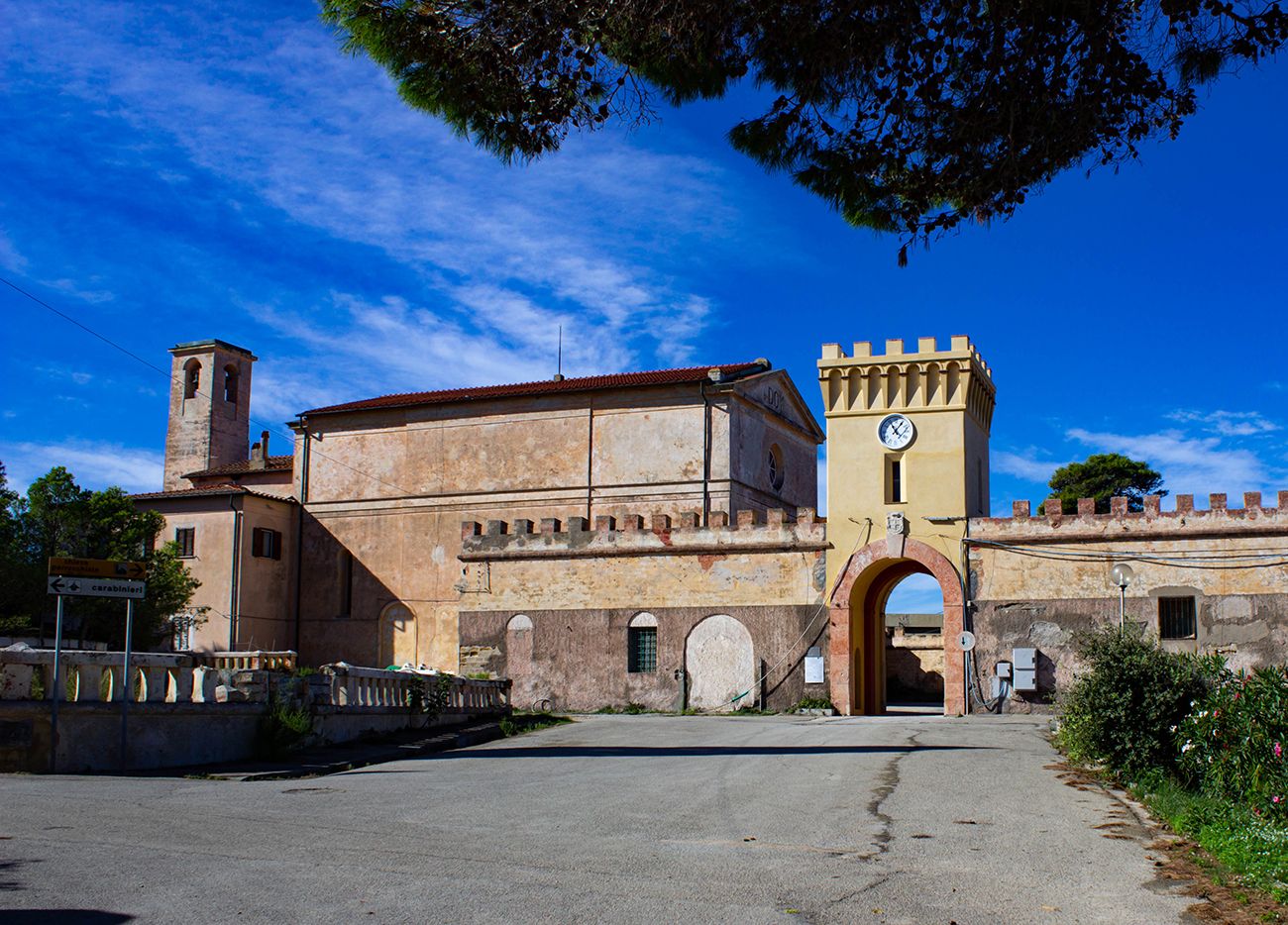 Il vecchio carcere di Pianosa. Credits Julia Lopatina / Shutterstock