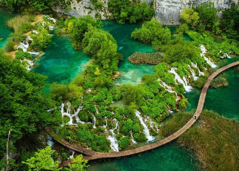 Scroscianti cascate orlate dai boschi in mezzo a laghi color turchese sono lo spettacolo che vi aspetta a Plitvice, Croazia. ©Kelly Cheng Travel Photo