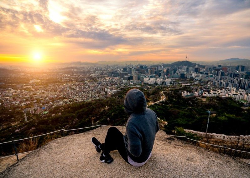 Seoul e il parco Namsan visti dal Monte Inwangsan, Corea. ©Mongkol_Chuewong/Shutterstock