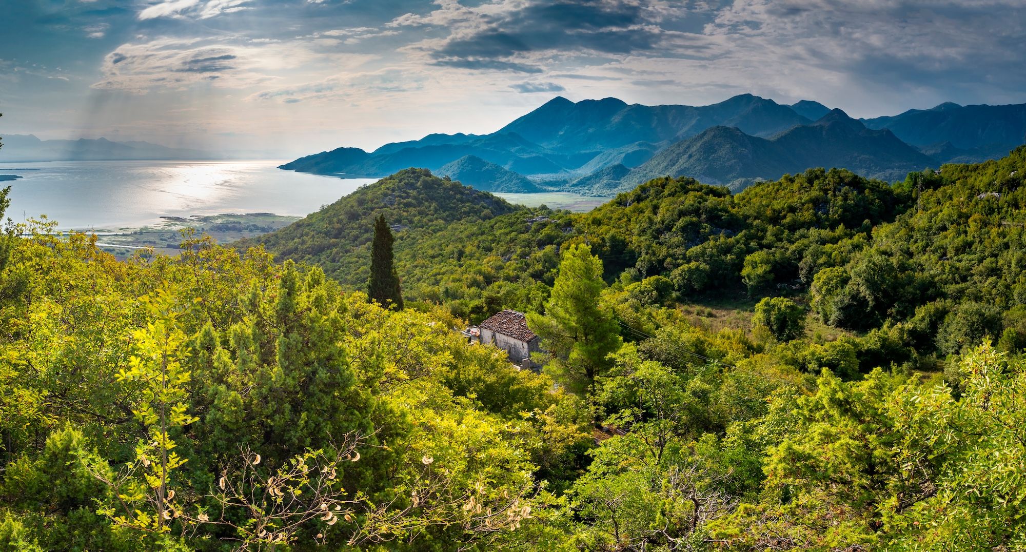 Paesaggi di monti e acque © Neil Bussey / Shutterstock