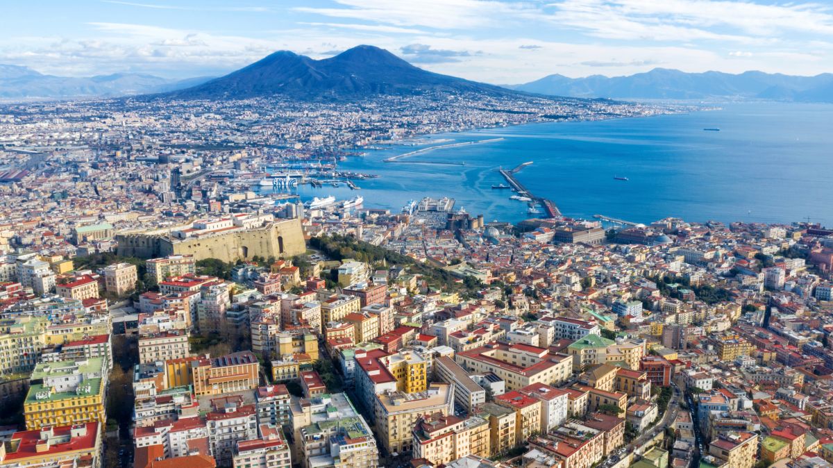Come esplorare Napoli con le 4 funicolari Lonely Planet Come esplorare Napoli con le 4 funicolari Lonely Planet