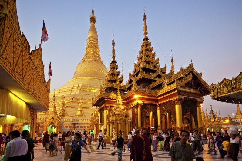 Shwedagon Paya, meta di pellegrini e turisti © iStock