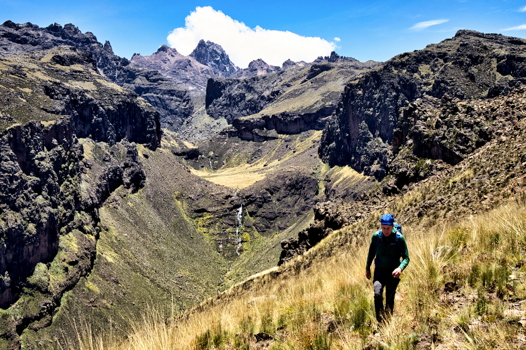 Lo scrittore Peter Elia durante l'ascesa alla cima del Monte Kenya