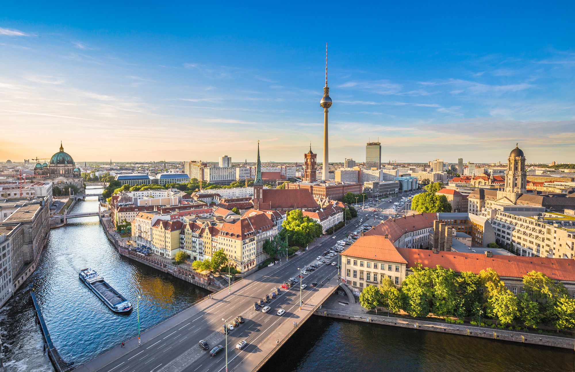 Lo skyline di Berlino con la celebre torre della TV e il fiume Sprea. ©canadastock/Shutterstock