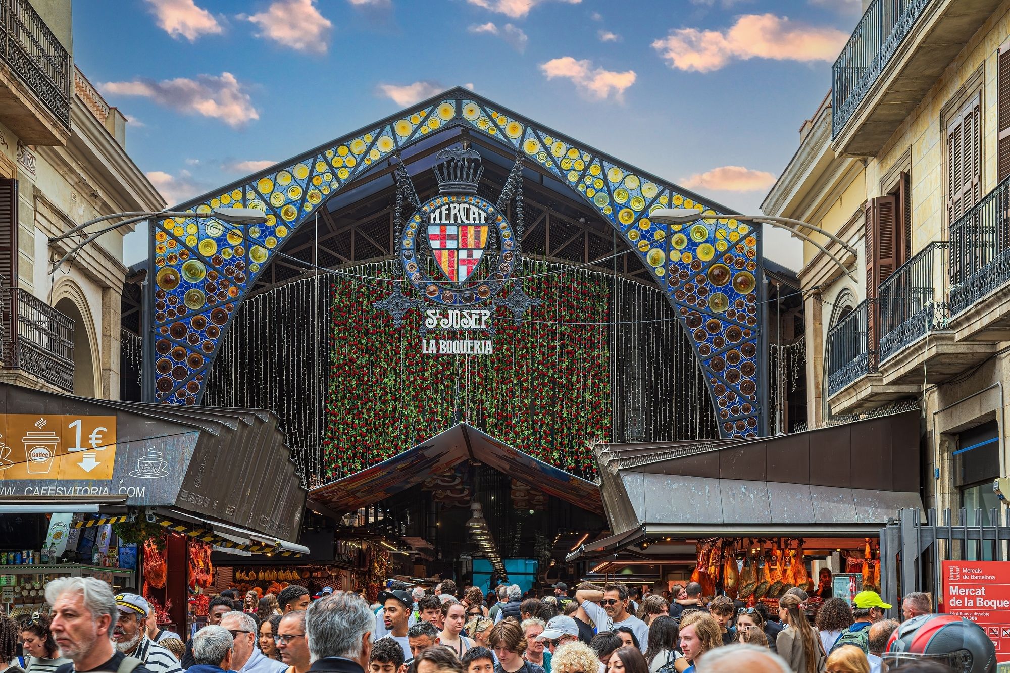 Una folla di visitatori davanti al Mercat de Sant Josep de la Boqueria, nel quartiere Ciutat Vella di Barcellona ©Florin Cnejevici / Shutterstock