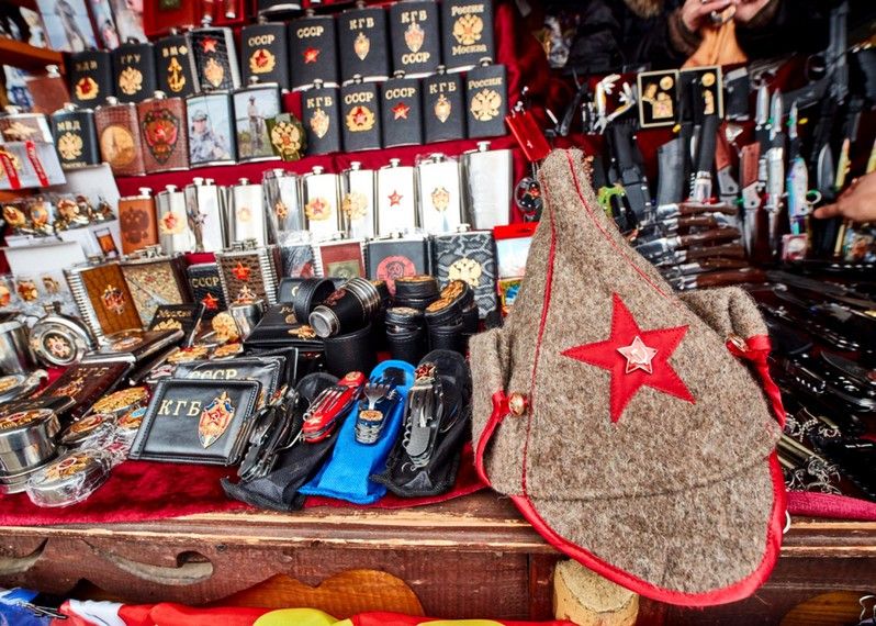 Souvenir dell'epoca sovietica al Mercato Vernisage, Mosca, Russia.
©rasika108/Shutterstock