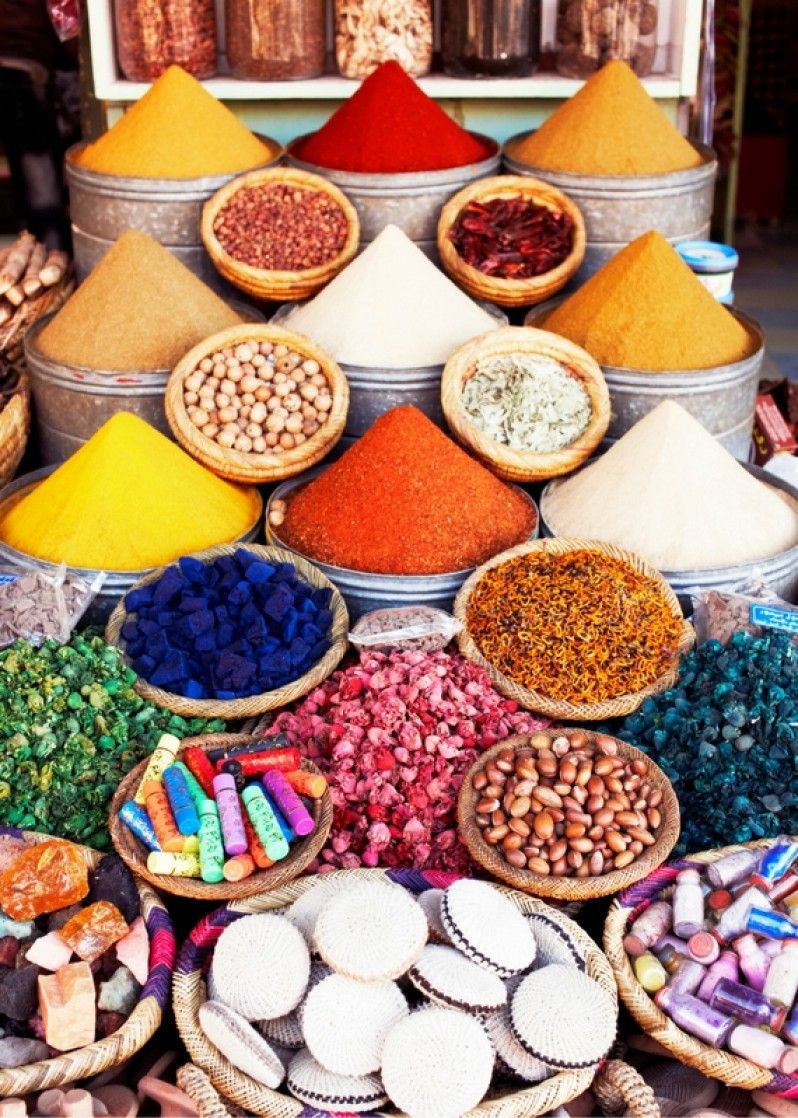 Spezie e oggetti in vendita nel Souk di Marrakech, Marocco. ©Gary Yeowell/Getty Images