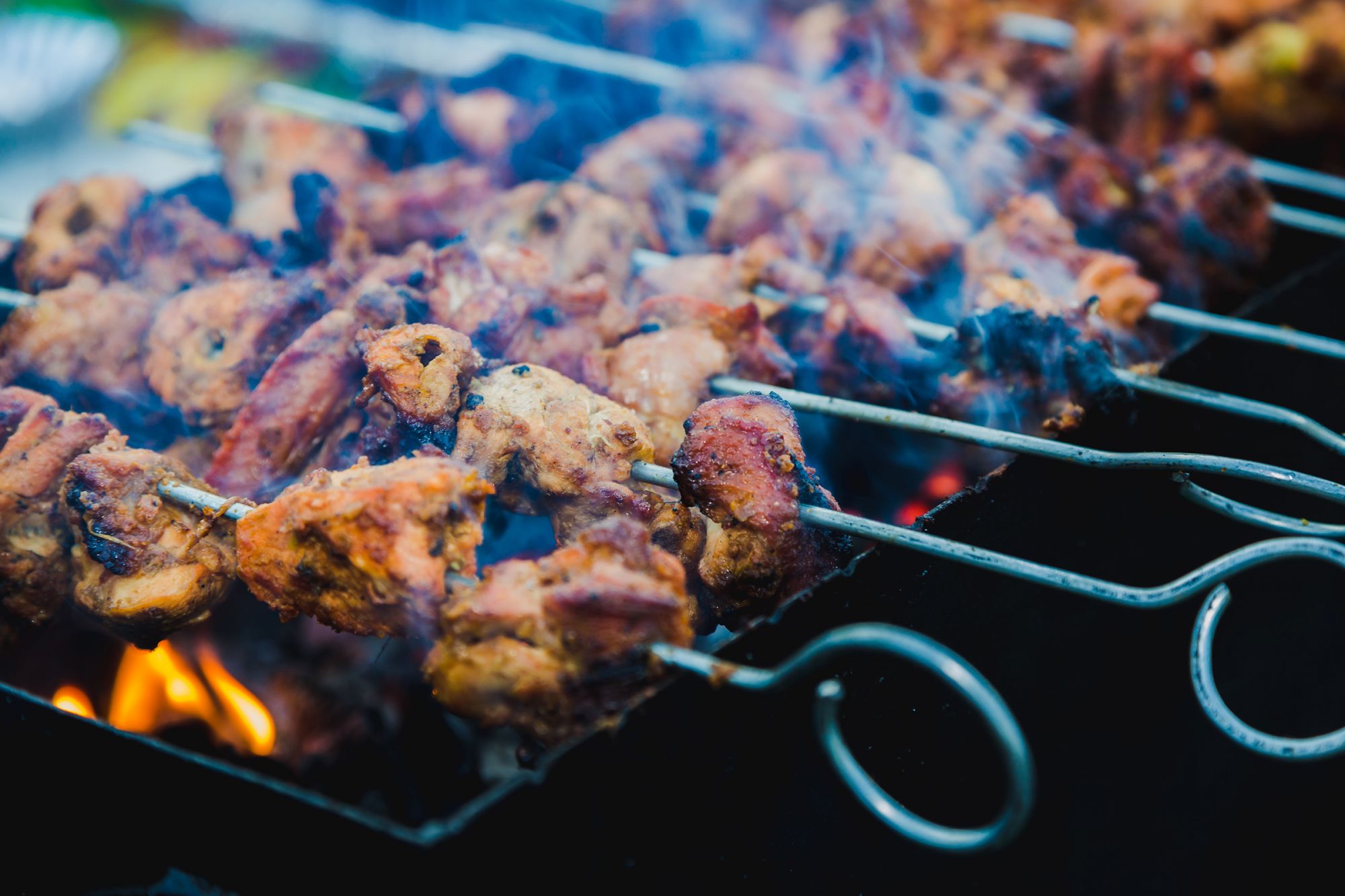 Spiedini di pollo tandoori sulla griglia © Idealnabaraj/Getty Images