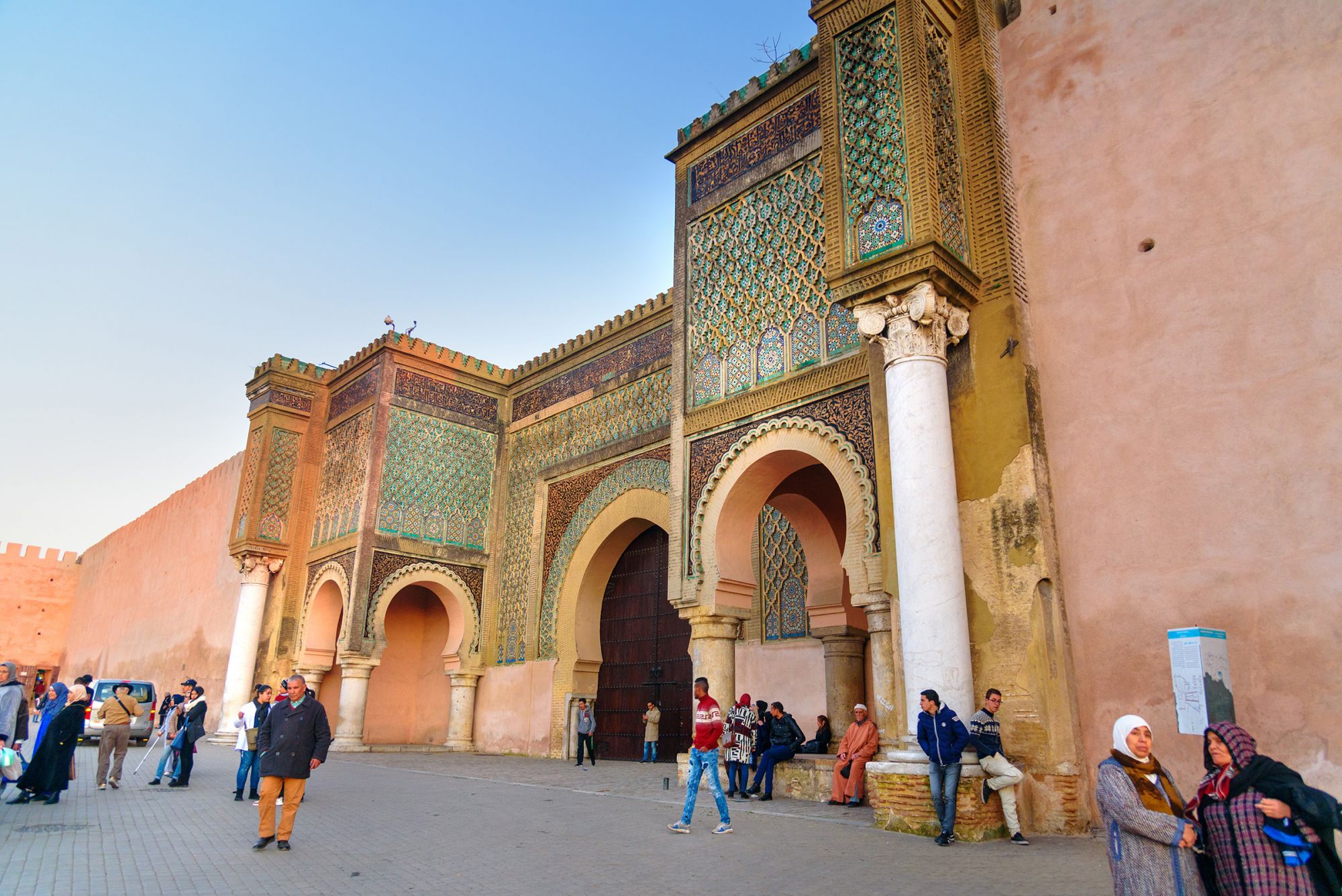 La splendida Bab El Mansour, costruita con materiali saccheggiati quando la capitale fu spostata da Marrakesh a Meknès ©Elena Odareeva / Shutterstock