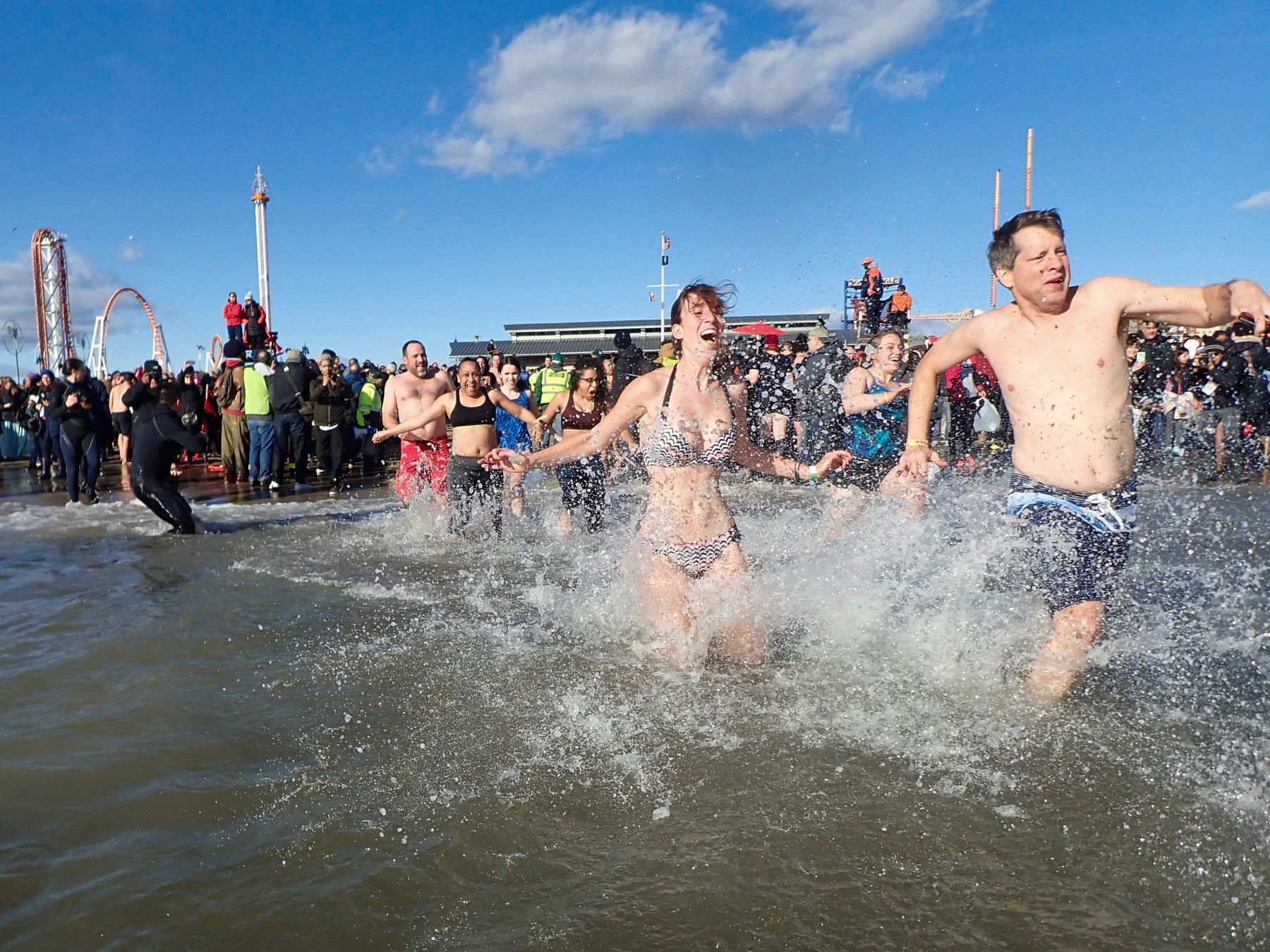 I più coraggiosi il 1° gennaio si tuffano nelle acque di Coney Island