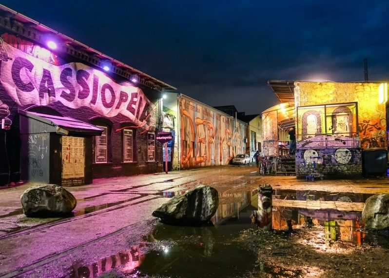 Street art sul muro del club Cassiopeia a Friedrichshain, Berlino. ©View Apart/Shutterstock