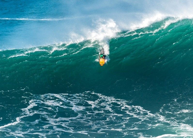 Surf a praia do Norte, Nazare, Portogallo. ©homydesign/Shutterstock