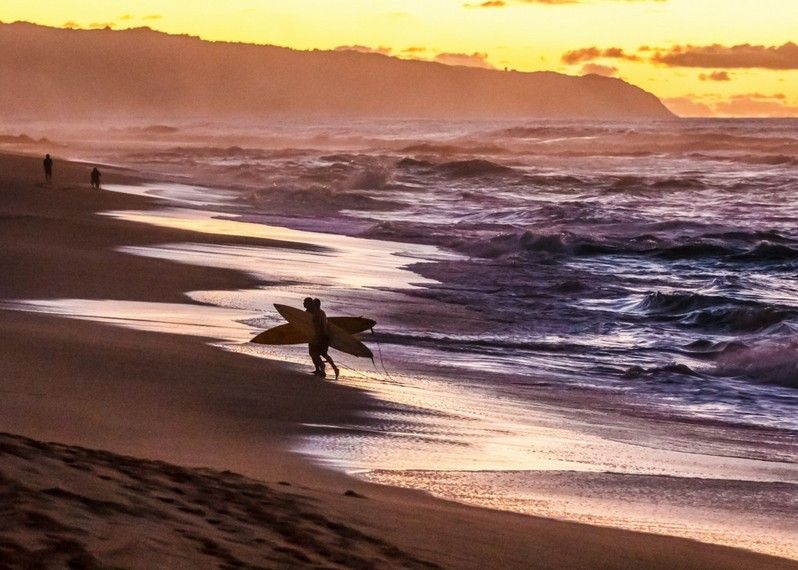 Surfisti al tramonto sulla celebre Sunset Beach, Hawaii.
©Julie Thurston/Getty Images