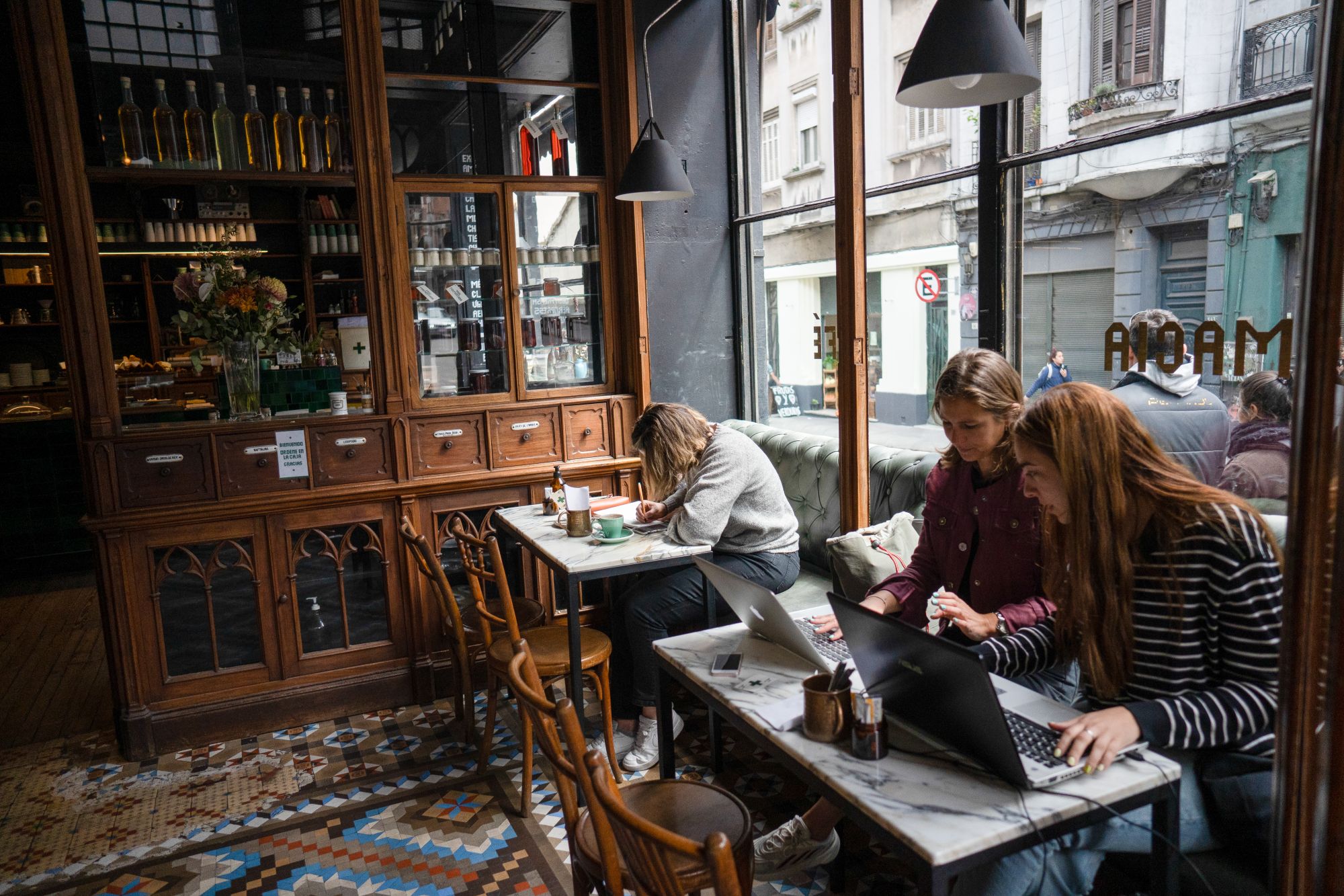 Donne al lavoro in un locale di Montevideo