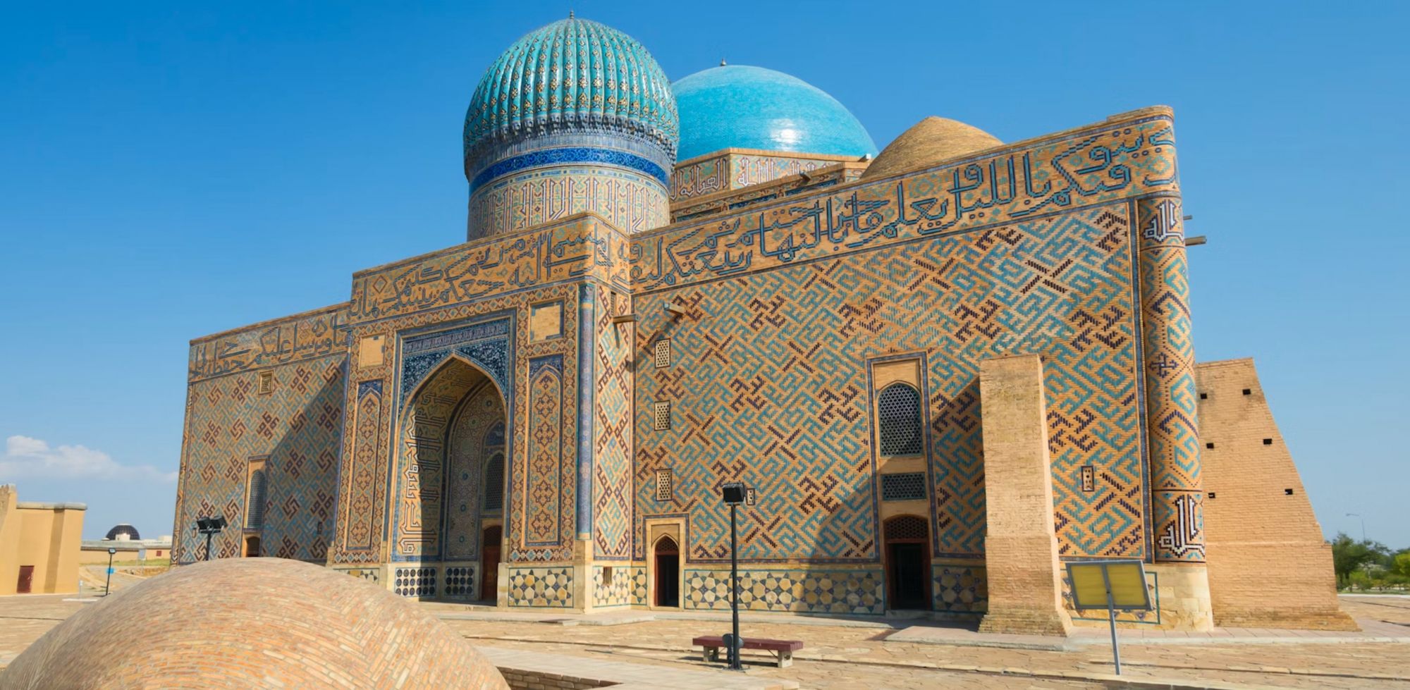 Il Mausoleo di Khoja Ahmed Yasawi con la sua cupola blu nel Turkestan è sbalorditivo © Keren Su / Getty Images