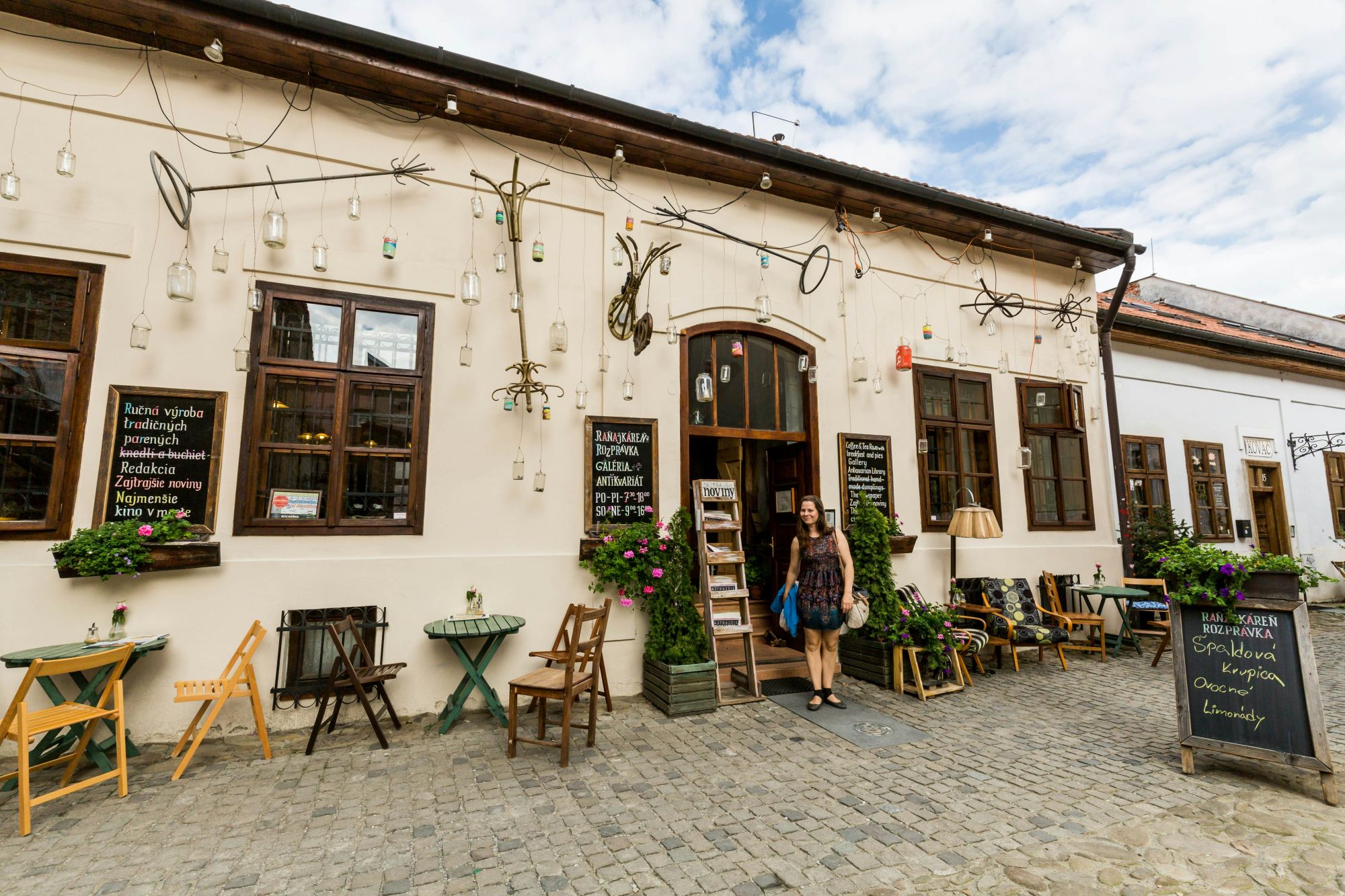 La via Hrnčiarska, nel centro storico di Košice, è ricca di gallerie d’arte e caffè. © Shutterstock