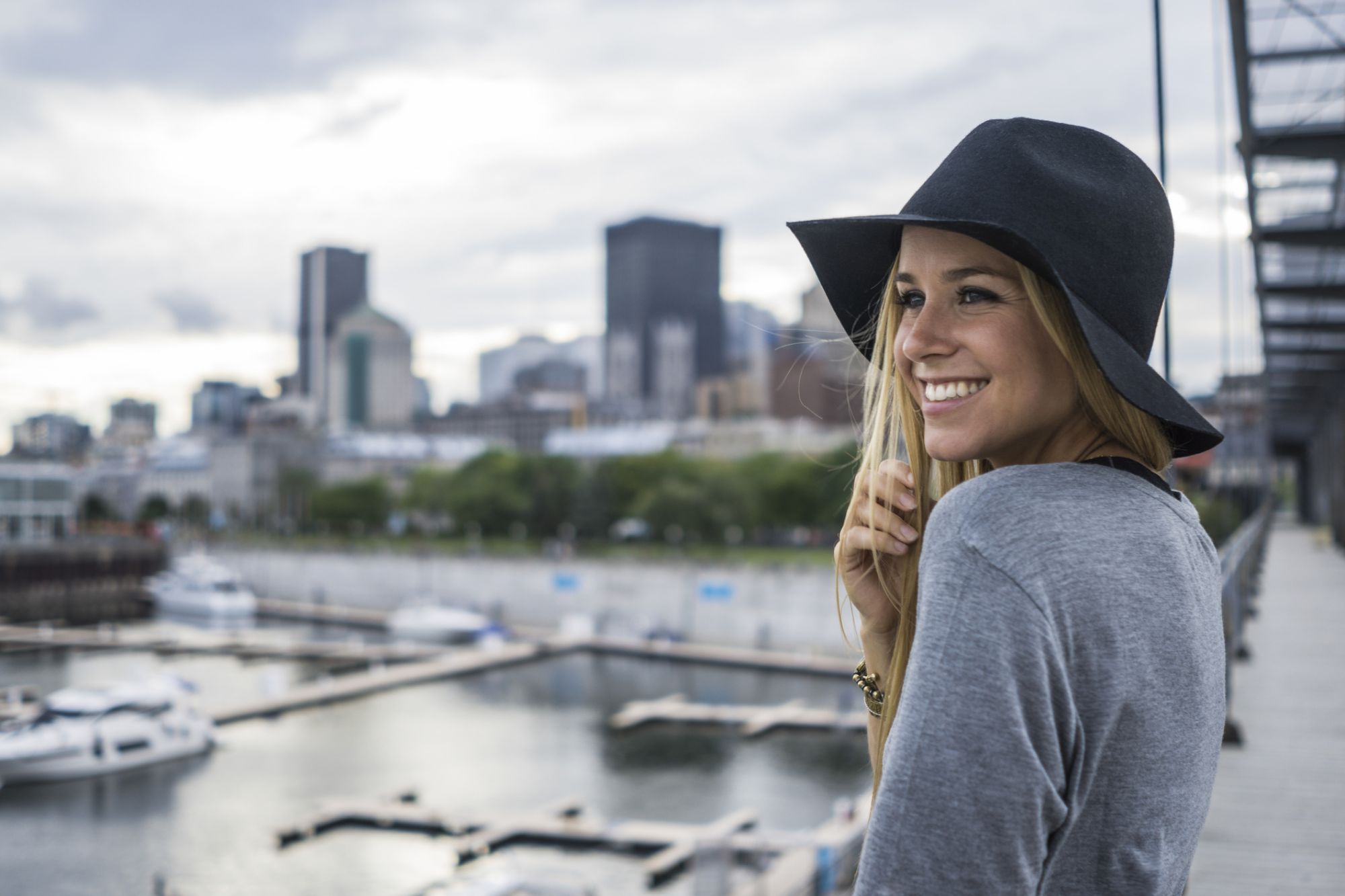 Donna in viaggio in Canada
