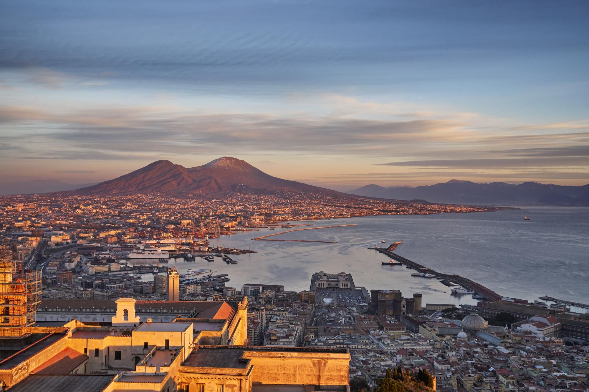 Napoli e il suo mare al tramonto