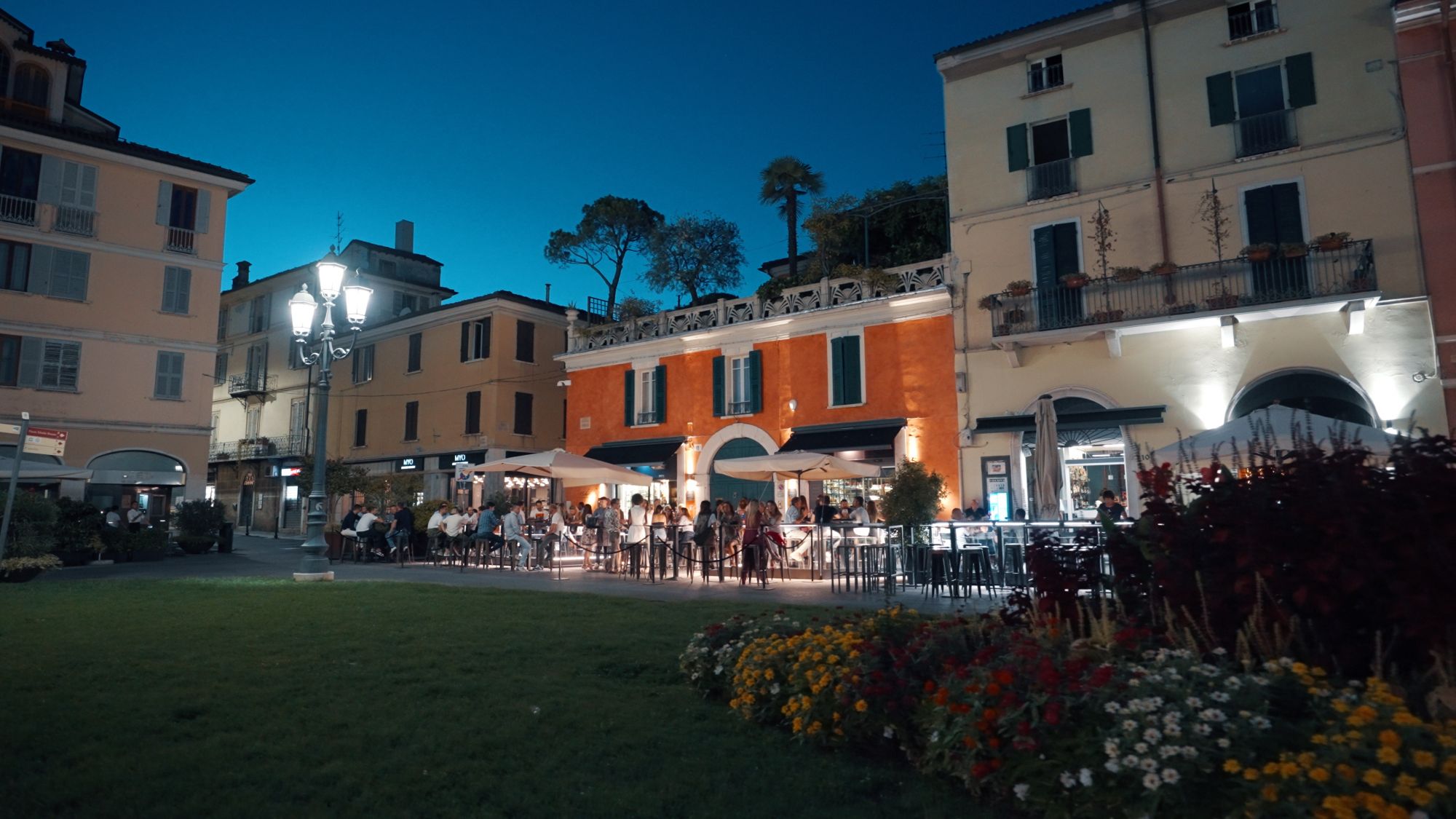 Brescia, l’aperitivo in Piazzale Arnaldo.Credits: Lonely Planet Italia / Luca Schilirò