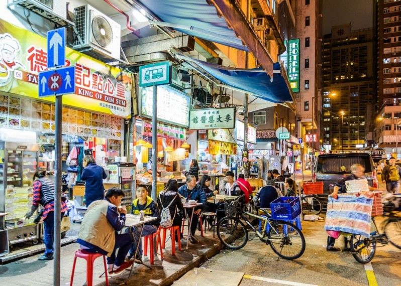 Temple Street è celebre per il mercato che continua anche la notte. uno dei più vivaci del mondo. Hong Kong. ©TungCheung/Shutterstock