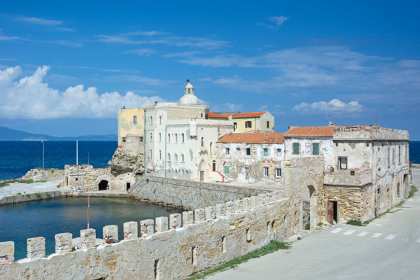 Le antiche case di Pianosa. Credits Elflaco1983 / Shutterstock