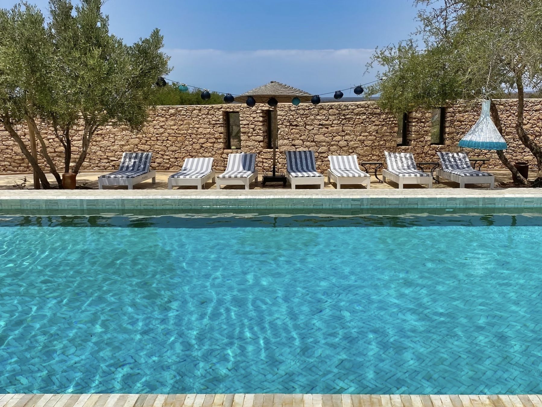Rilassarsi a bordo piscina ai Jardins de la Villa Moroc © Sally Kirby / Lonely Planet