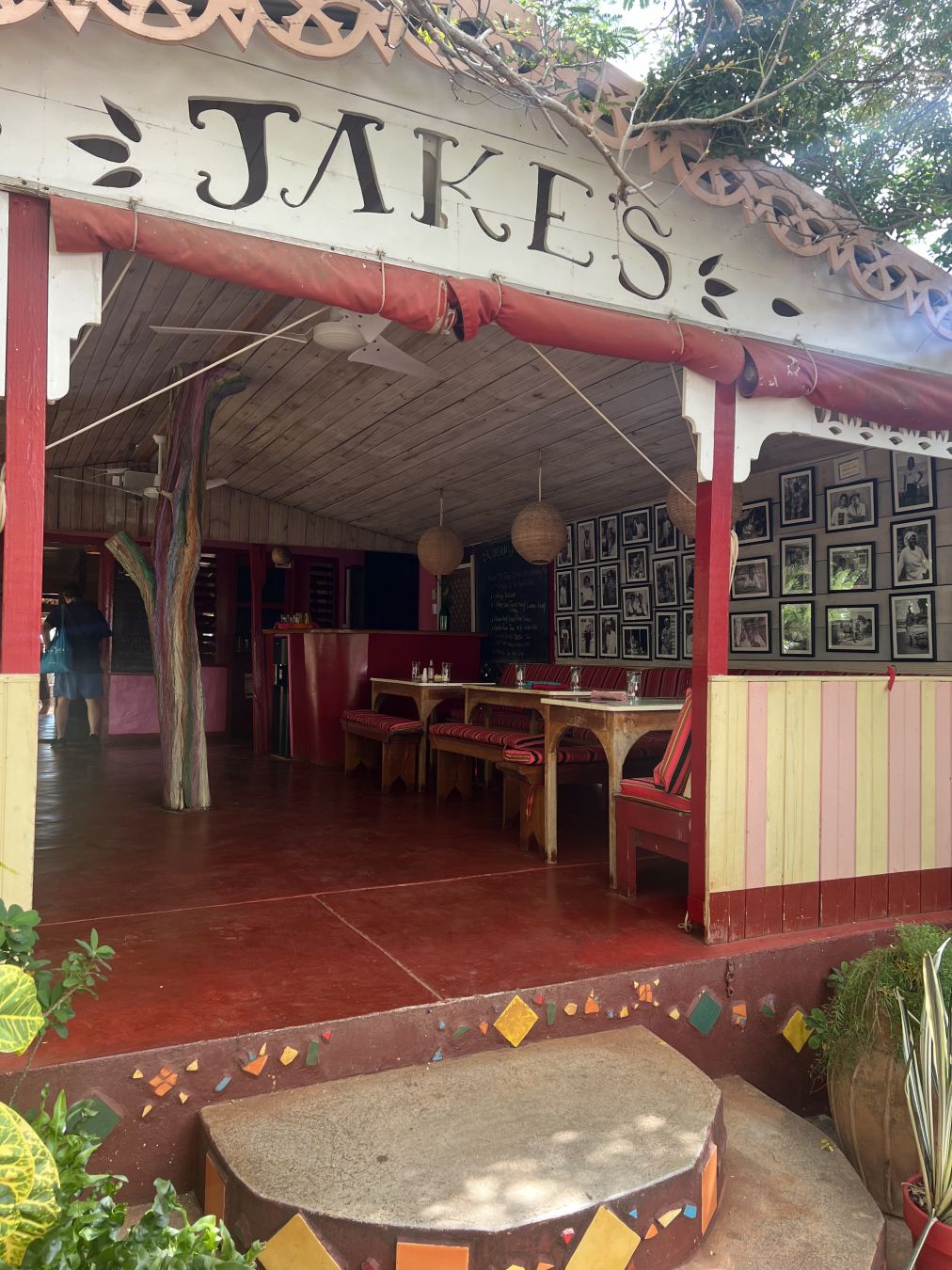 Rilassatevi negli ambienti colorati del boutique hotel Jake’s. © Alicia Johnson / Lonely Planet