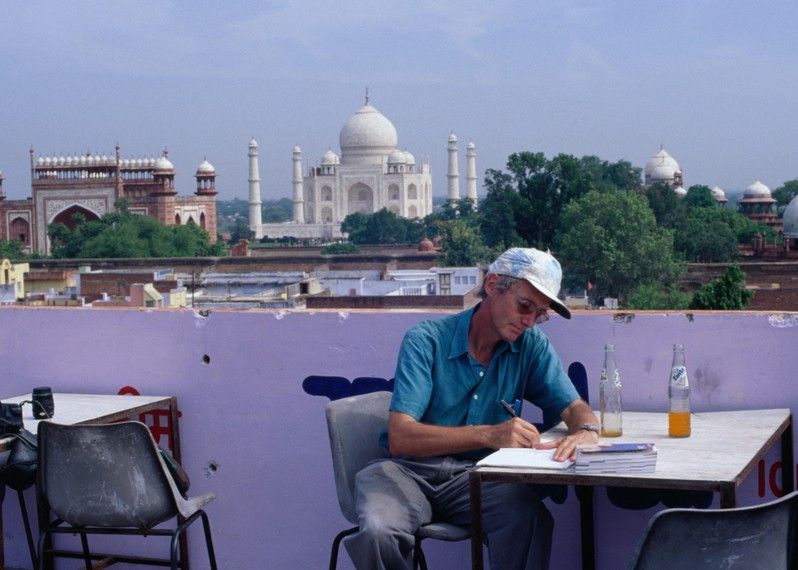 Tony Wheeler prende appunti su una terrazza affacciata al Taj Mahal in India. ©Richard I’Anson