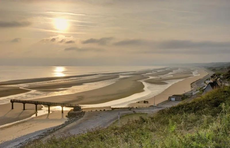 Omaha Beach all’alba, uno dei luoghi più significativi delle spiagge dello Sbarco in Normandia. orxy - Shutterstock