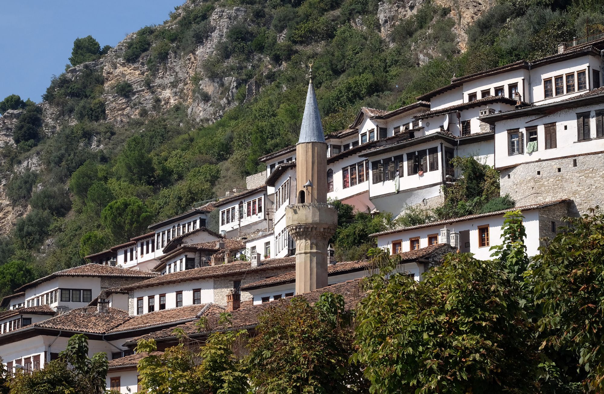 Le tradizionali case ottomane di Berat, Albania ©Zvonimir Atletic/Shutterstock