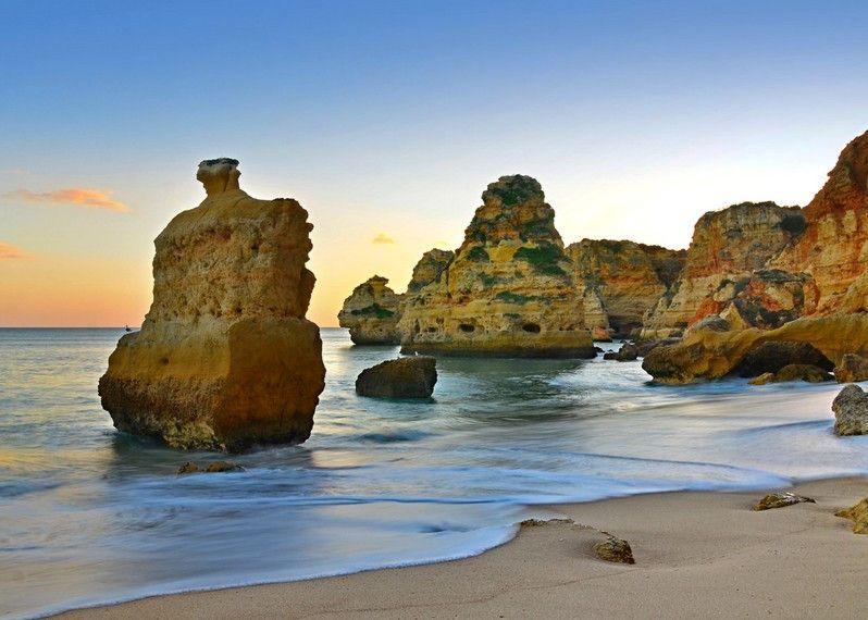 Tramonto a Praia da Marinha, Carvoeiro, una delle più spettacolari dell'Algarve.
©Juampiter/Getty Images/Moment Open