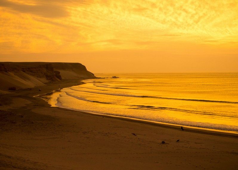 Tramonto alla spiaggia di Chicama, a Puerto Malabrigo, Peru.