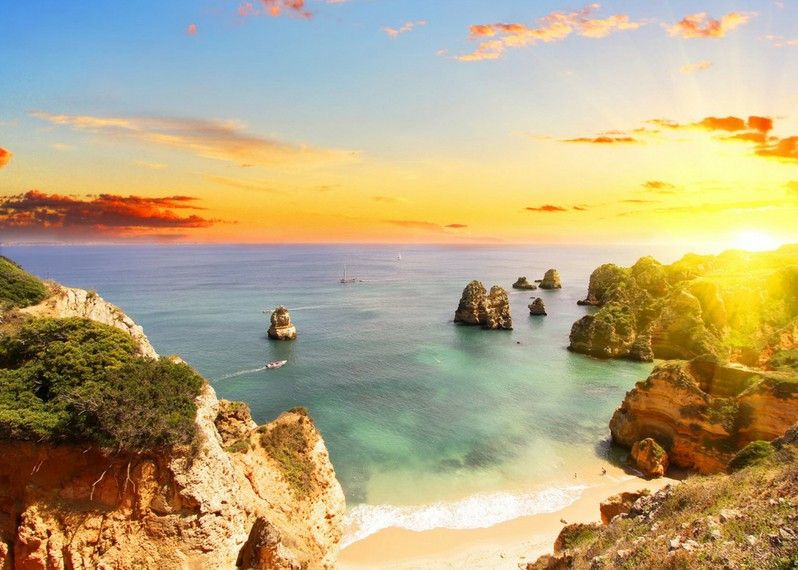 Tramonto sulla Praia da Amoreira, Algarve, Portogallo.
©Sergio Stakhnyk/Shutterstock