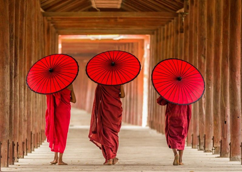 Tre novizi camminano verso una pagoda, Myanmar.
©TZIDO SUN/Shutterstock