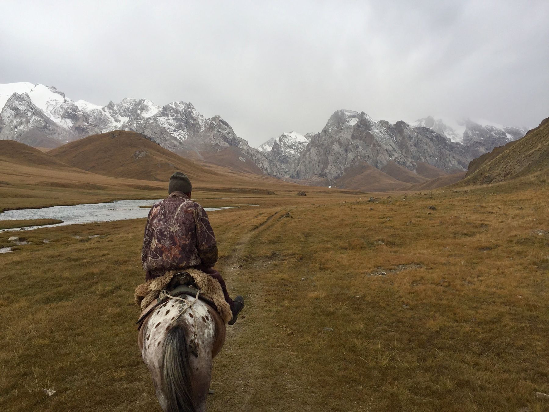 Trekking a cavallo verso Köl-Suu: la nostra guida ci conduce tra le montagne © Megan Eaves / Lonely Planet