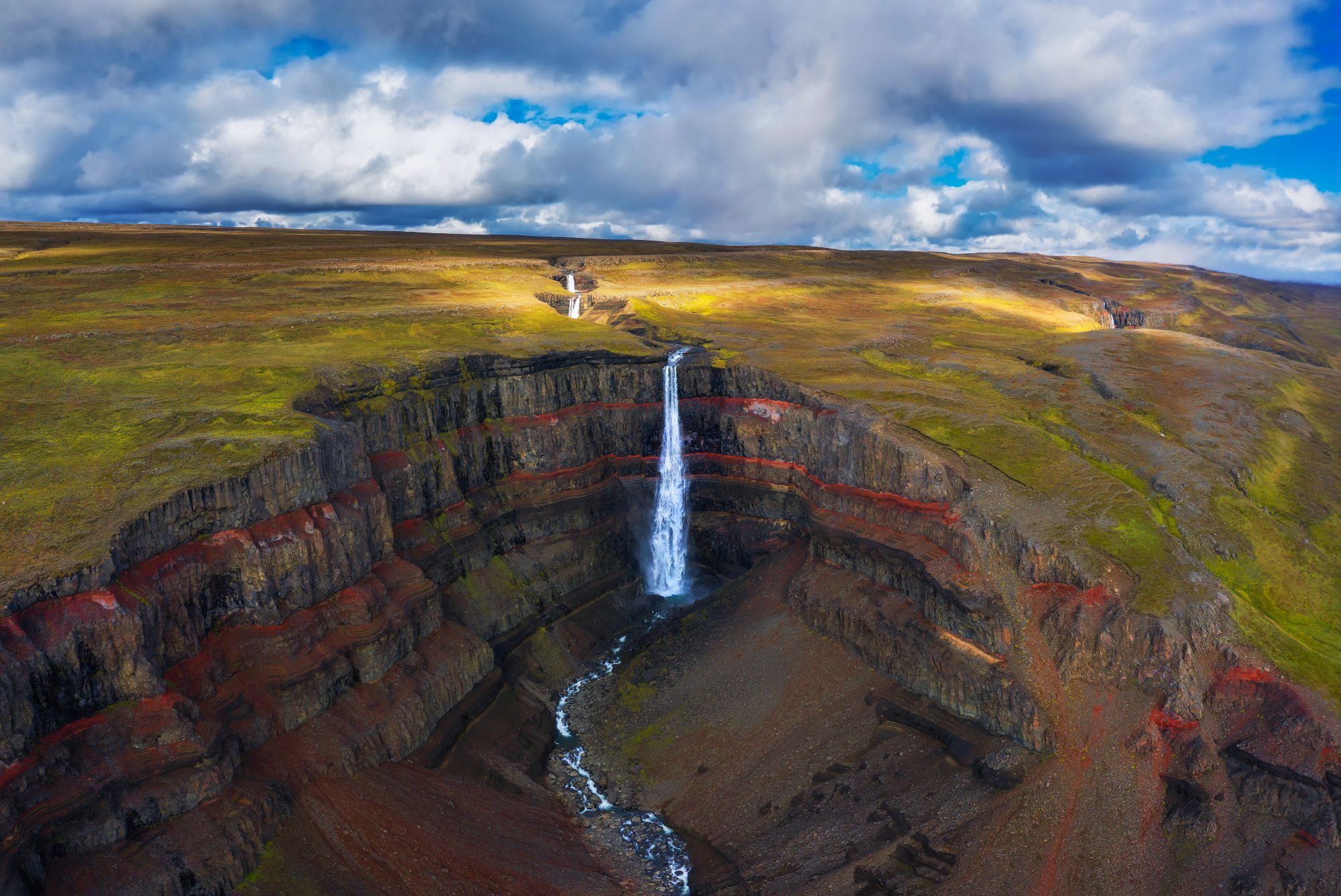 La cascata di Hengifoss si getta in una spettacolare gola rivestita di argilla rossa © miroslav_1 / Getty Images