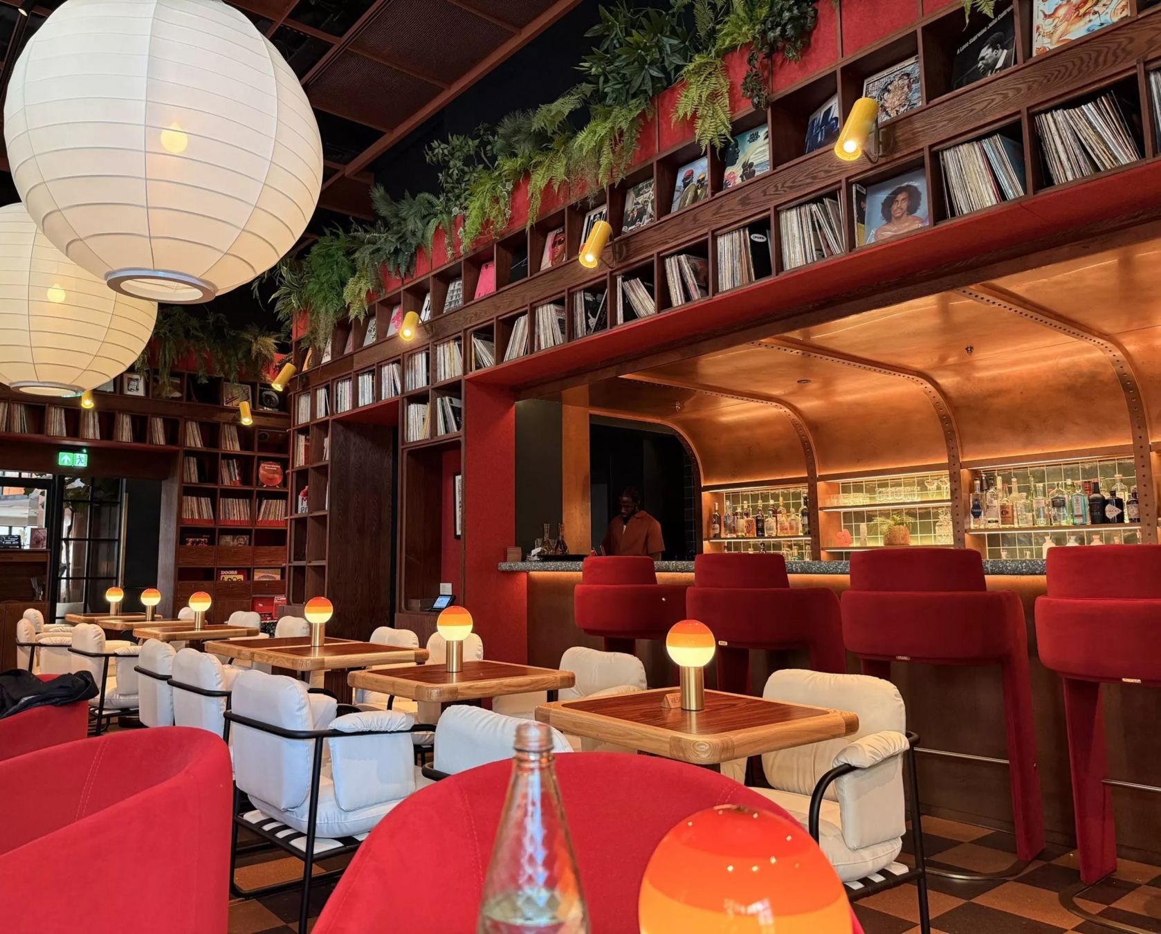 Il cocktail bar Hidden Grooves del Virgin Hotel. Foto di Charlotte Maracina per Lonely Planet