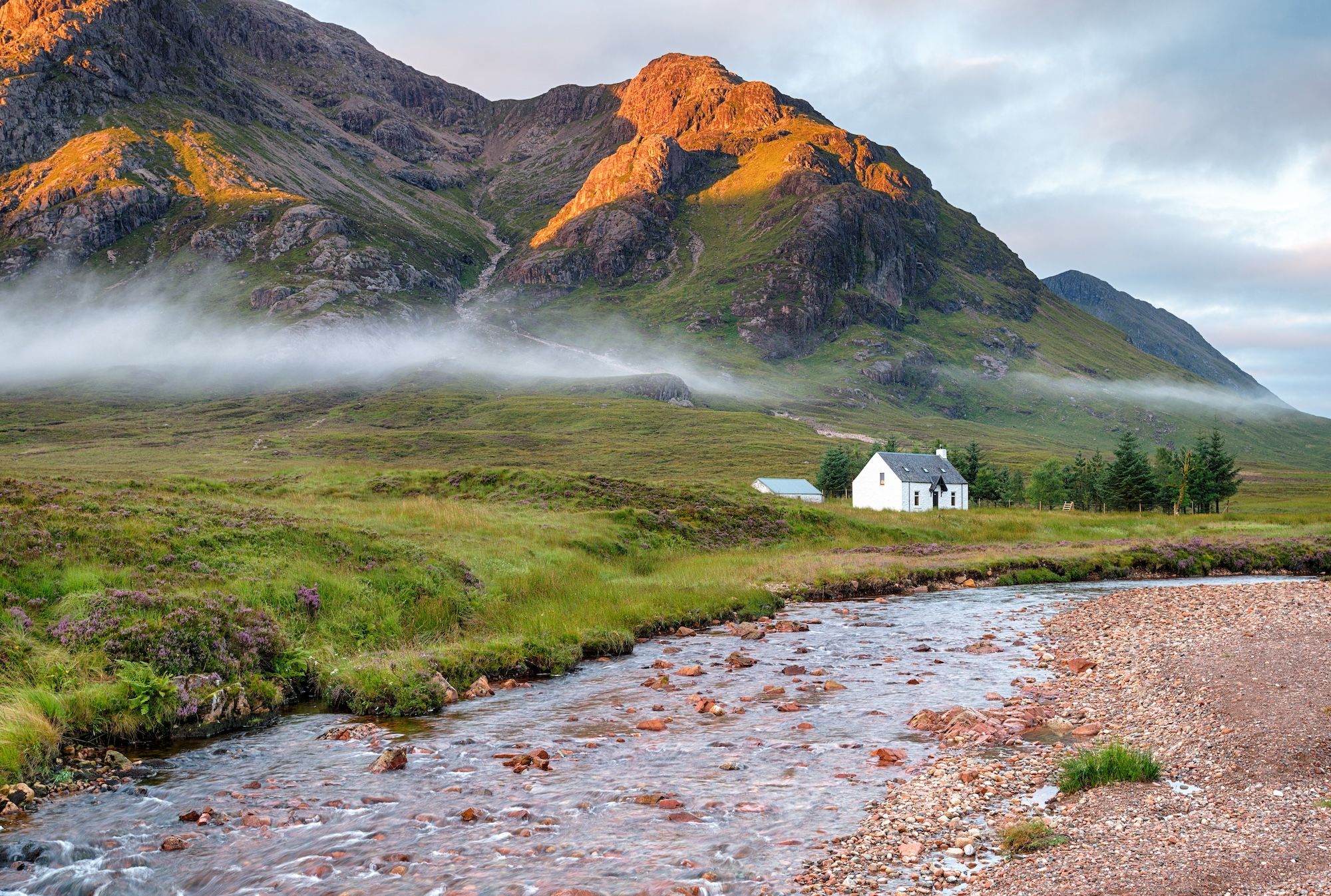 Un bothy ai piedi del Glencoe, nelle Highlands scozzesi ©cones/Shutterstock
