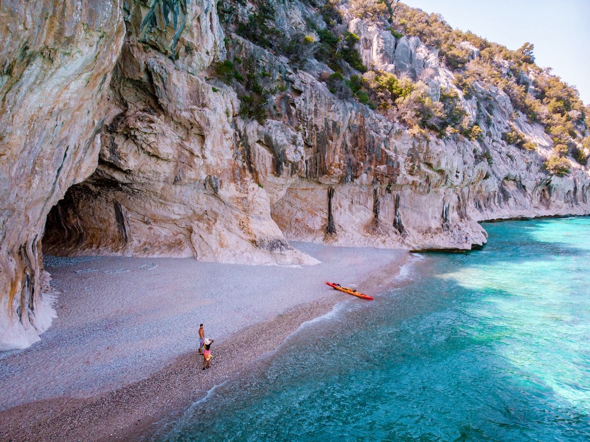 Kayak a Cala Luna; © fokke baarssen/Shutterstock