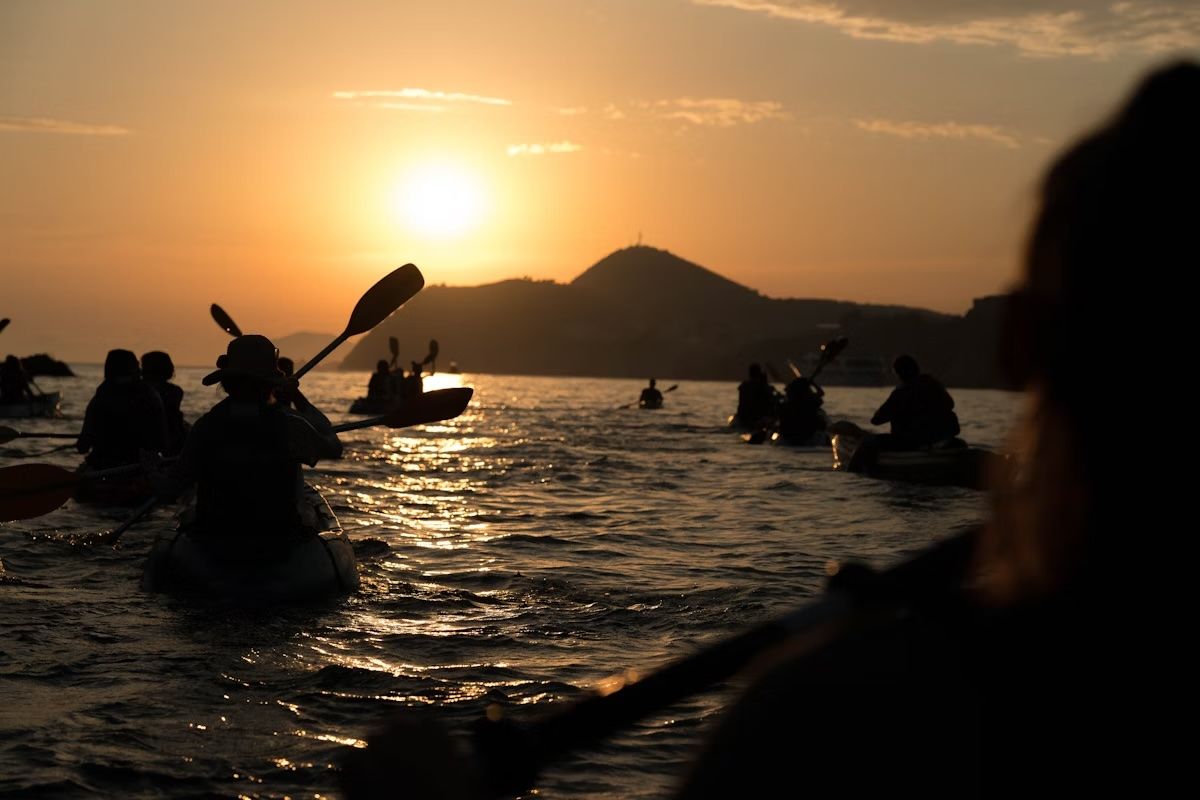 Kayak nella baia di Dubrovnik durante il tramonto. MediaArt_HQ/Shutterstock