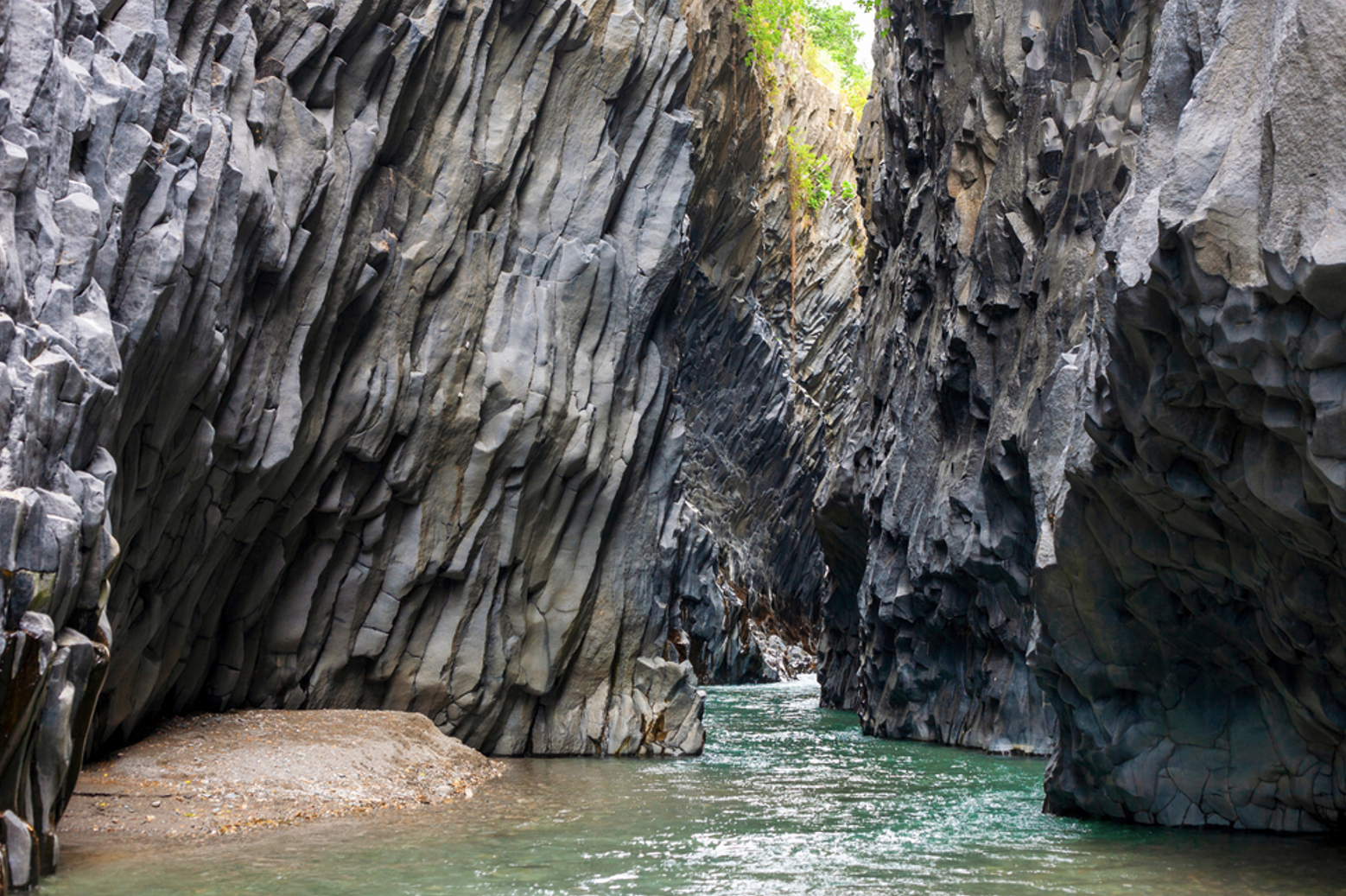 Tra le Gole dell’Alcantara. Credits andras_csontos / Shutterstock
