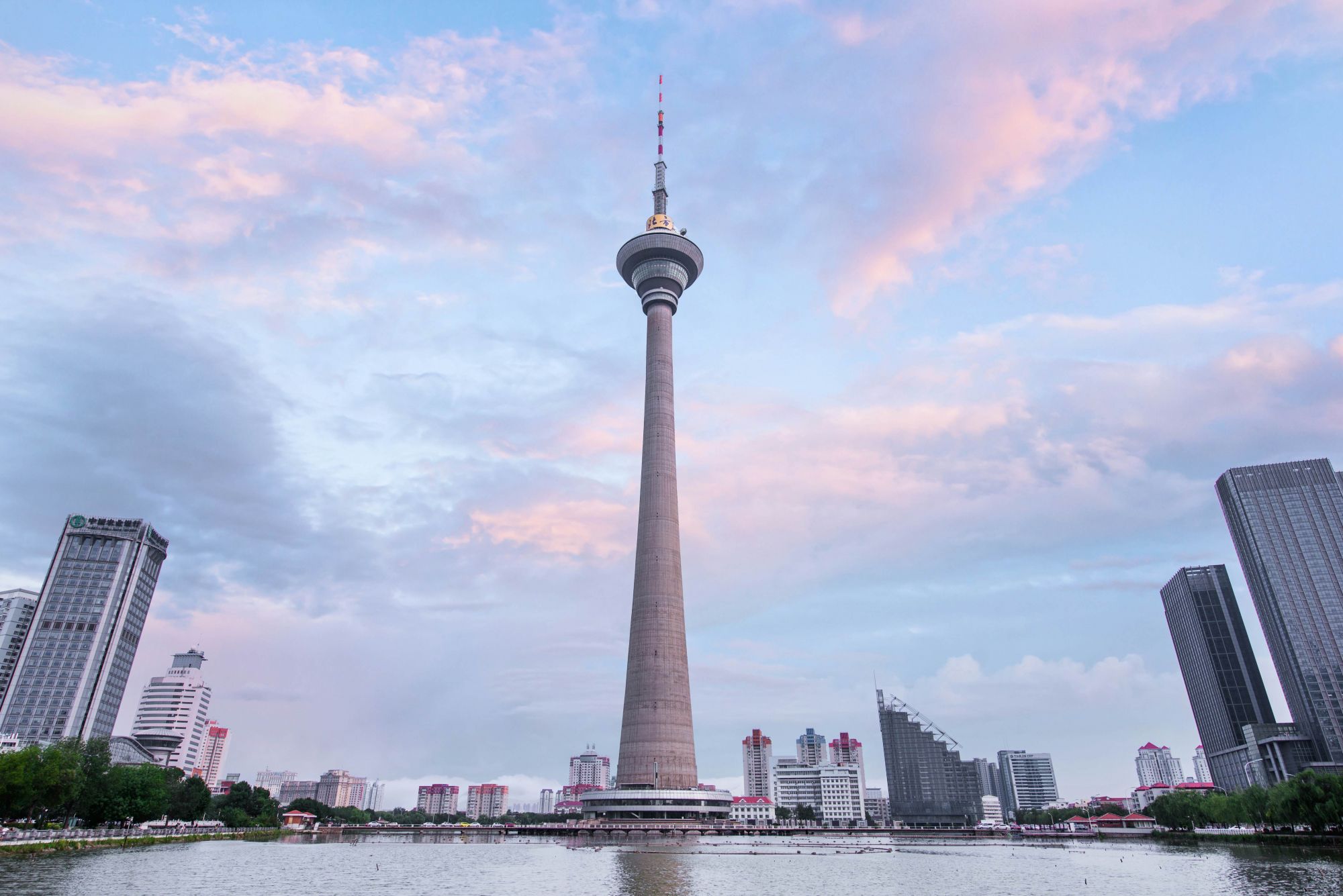 La Tianjin Radio and Television Tower è l’ottava torre più alta del mondo. © kikujungboy CC/Shutterstock
