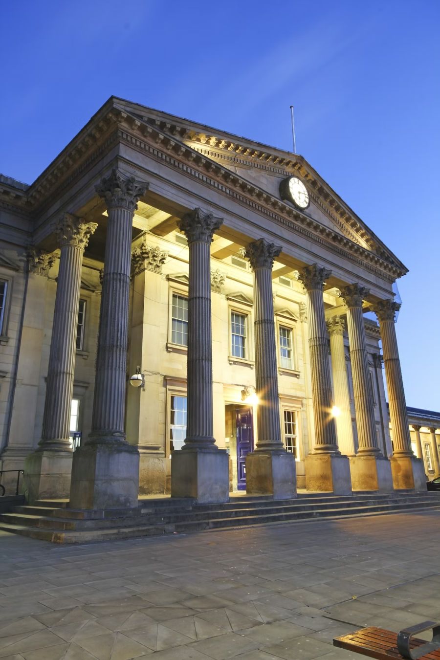 L’esterno della stazione di Huddersfield. Alastair Wallace/Shutterstock