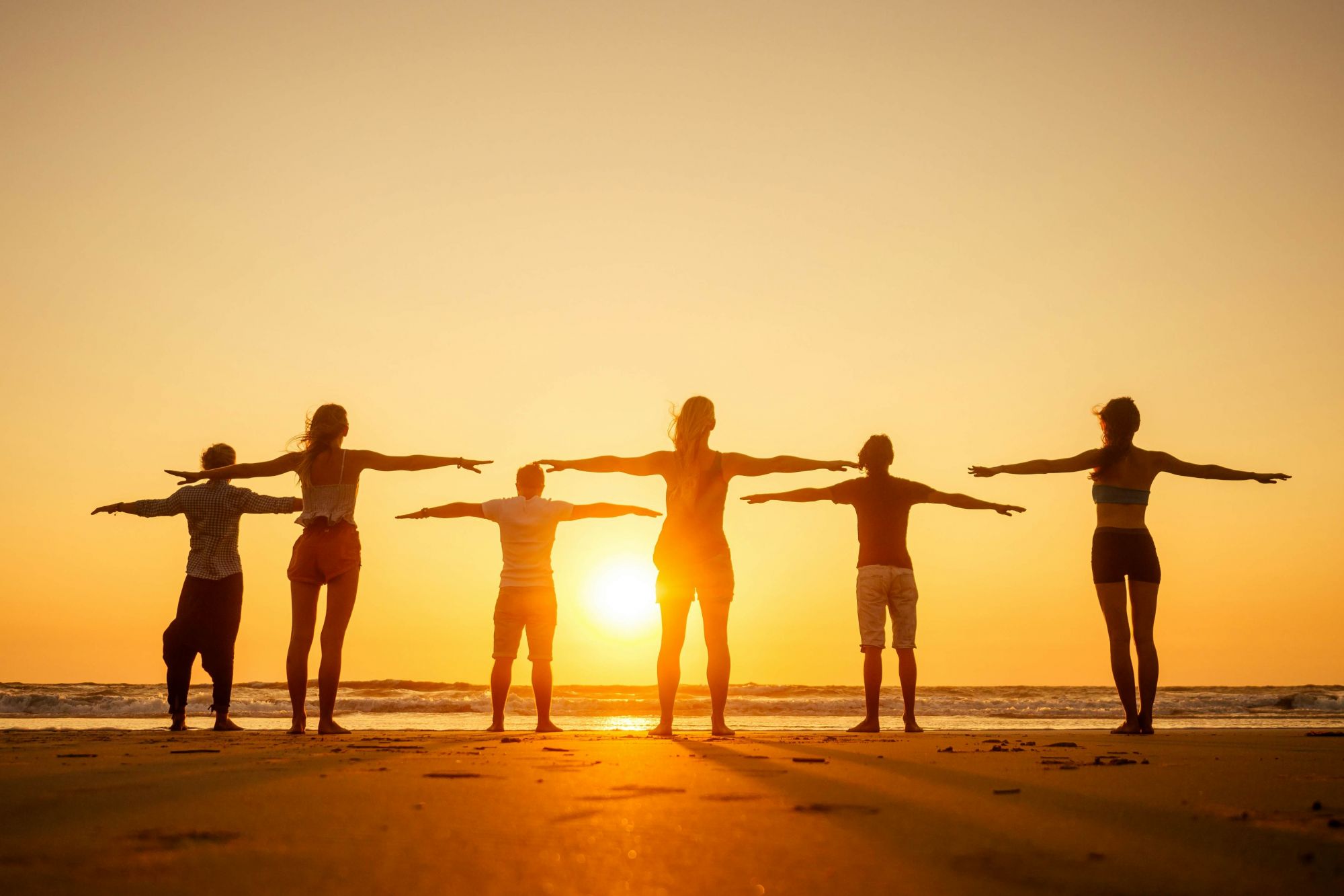 Yoga all’alba su una spiaggia del Goa. © yurakrasil/Shutterstock